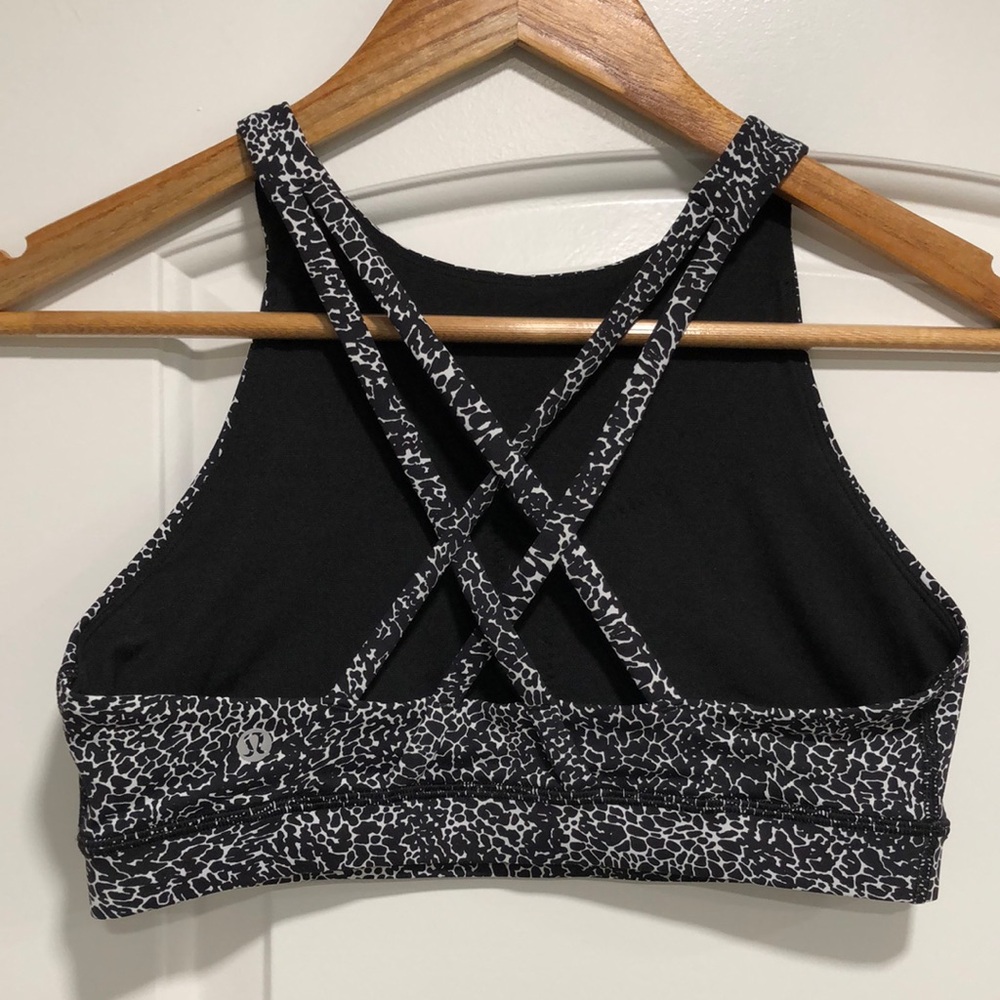 Like new - LULULEMON Energy Sports Bra in Black & White